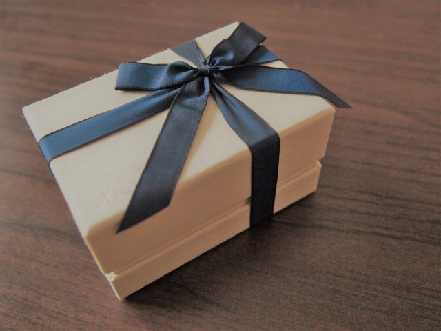 オリジナル制作・デザインパッケージ例－白い箱・青いリボン